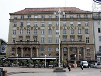 Trg bana Jelačića 9 i 10, palača Gradske štedionice, danas Zagrebačka banka, sagrađena između 1923. i 1931. godine  Palača Gradske štedionice, danas Zagrebačka banka na Trgu bana Jelačića 10-10A sagrađena je između 1923. i 1931. godine. Zrelo je ostvarenje poslovnice arhitekta Ignjata Fischera i značajan javni prostor međuratnog razdoblja u Zagrebu. Pored bankovnog prostora s obilježjima neoklasicizma i art decòa, značajni su interijeri Gradske kavane i Gradskog podruma kao omiljena okupljališta građana Zagreba. Kavana je uređena modernističkim i reduciranim arhitektonskim elementima s detaljima art decòa, a prostor restorana arhitekt Fischer uredio je nadahnut motivima narodne baštine.